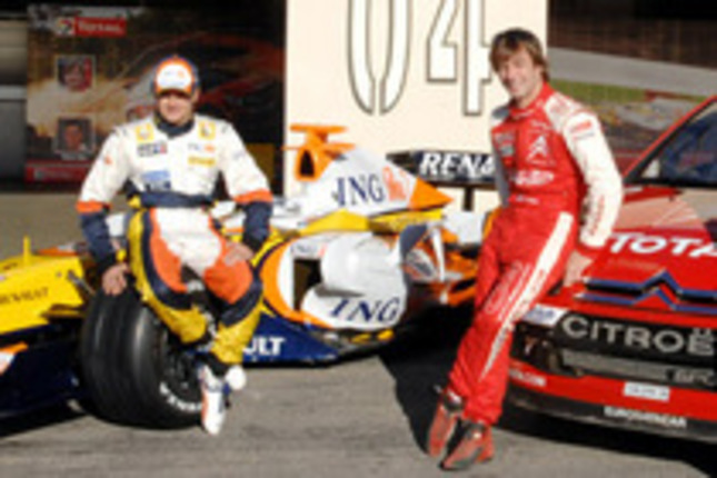 笑顔で写真におさまるのは、F1ドライバーのヘイキ・コバライネン（写真左）と、WRC王者セバスチャン・ローブ。