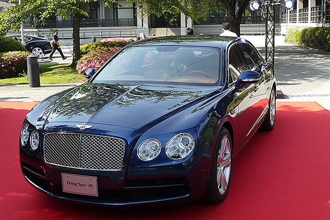 「フライングスパー V8」