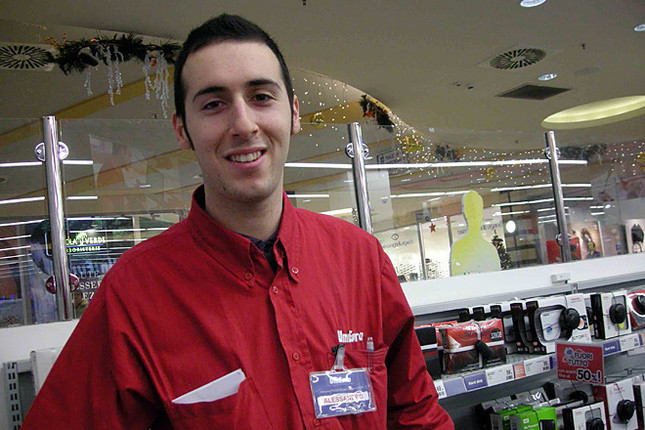 我が街の家電量販店のアレッサンドロ君。