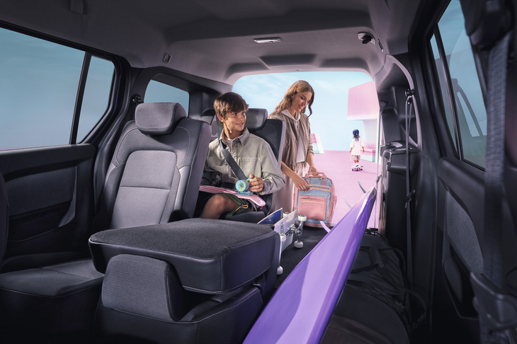 2023年9月の「IAAモビリティー2023」で発表された新型「グラン カングー」のバックドアは一般的なハッチゲート式。「カングー ジャンボリー」のために来日したルノーのLCV部門を率いるハインツ・ユルゲン・レーヴ上級副社長は、「必要とあらばダブルバックドアもやります」とイベント会場で語った。