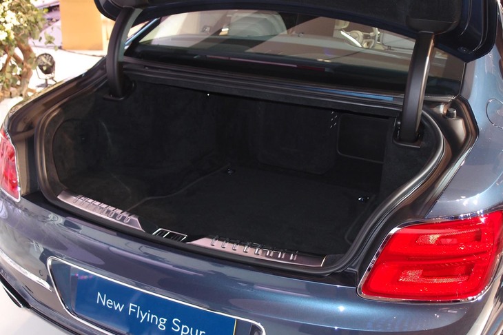 大きなトランクルームは、開口部の広さもセリングポイントとなっている。