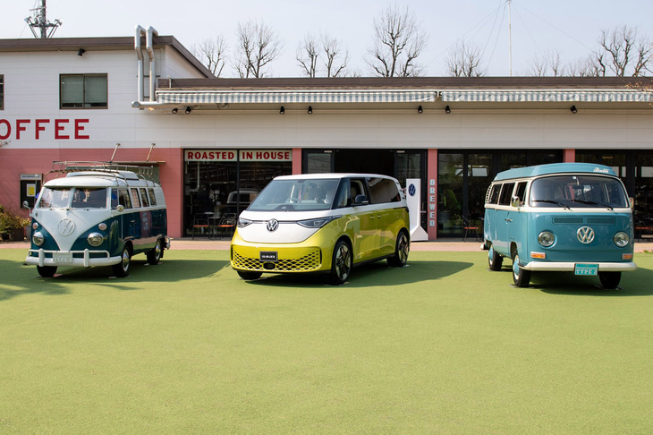2023年3月に国内導入が正式発表されたフォルクスワーゲンの新型電気自動車「ID.Buzz」（写真中央）。導入時期は2024年の年末以降とアナウンスされている。