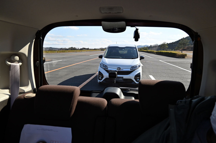 「リアカメラdeあんしんプラス3」の「後方車両お知らせ機能」。走行中、自車の後ろに他車が迫ってくると、カーナビゲーションのモニターにそのことを知らせる警告を表示する。いわゆる「あおり運転」の被害を知らせるものだ。