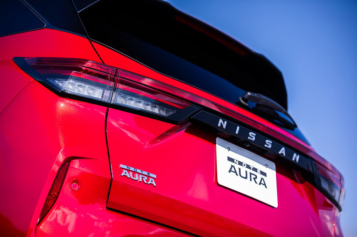 左右のテールランプを一文字につなげたデザインが特徴となる「ノート オーラ」のリアビュー。リアハッチの左下に「NOTE AURA」のエンブレムが備わる。