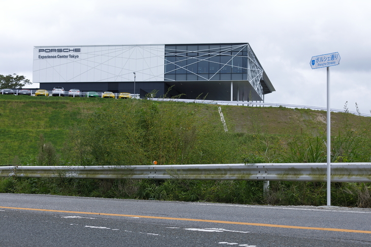 目の前を走るのはポルシェ通り。ポルシェジャパンがネーミングライツを取得して実現した。