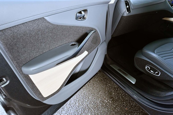 ウールを80％ブレンドした内張とオリーブアッシュウッドが組み合わされたドアパネル。この試みは自動車業界初という。