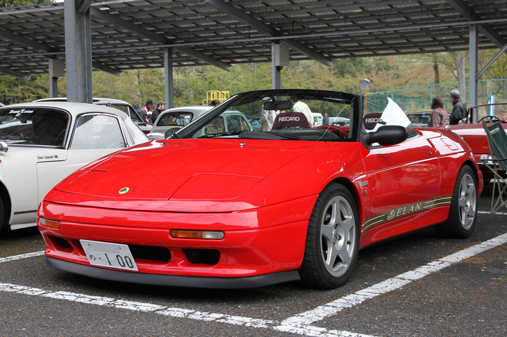1992年「ロータス・エラン」。ロータスがGM傘下にあった時代に登場した2代目エラン。同じくGMグループに属していたいすゞの3代目「ジェミニ」用の1.6リッター直4 DOHCエンジン（NAまたはターボ）を搭載したFFスポーツ。