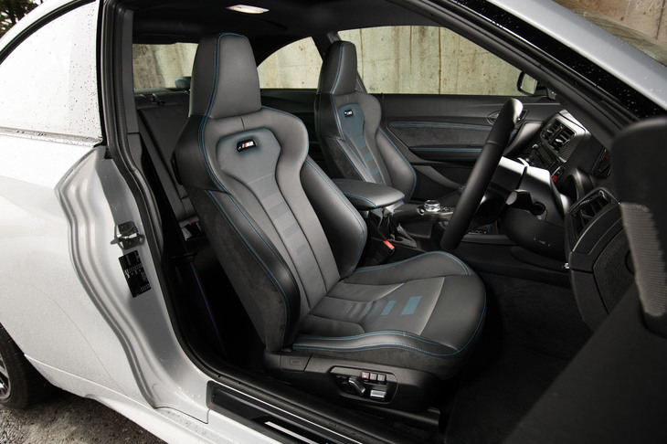 ホールド性の高いヘッドレスト一体型のバケットタイプシートが標準で備わる。背もたれには「M2」ロゴがデザインされている。