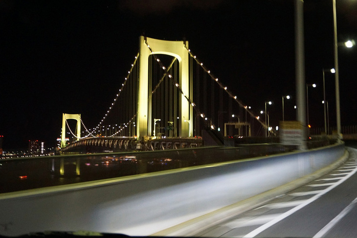 「デリカミニ」を試乗した日は、レインボーブリッジ開通30周年記念週間で主塔が黄色でライトアップされている日だった。