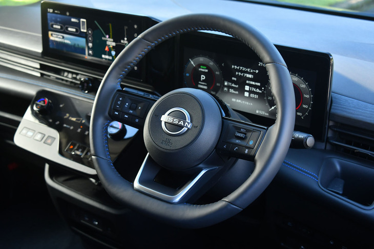 本革巻きステアリングのステッチもブルー。これは「AUTECH」に限ったことではないが、ステアリングと液晶メーターの距離が近いため、背の高い人が座るとメーターの一部が見えにくいことがある。