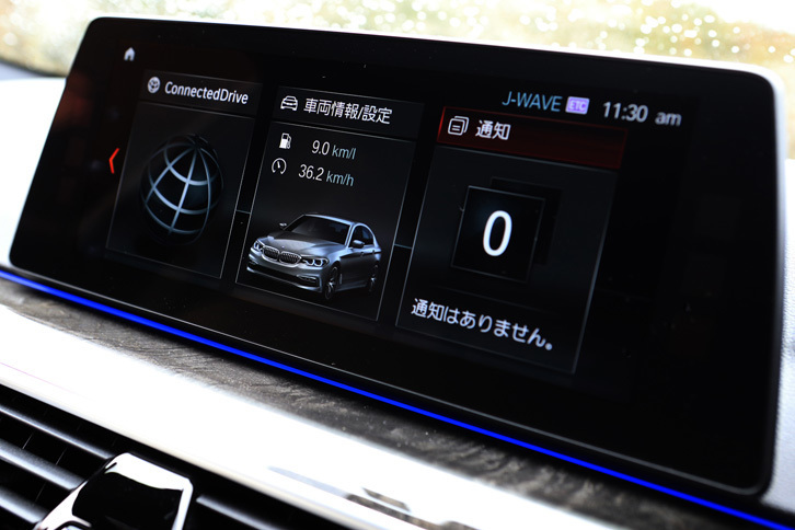 10.25インチの大型ディスプレイを備えたインフォテインメントシステムは、ダイヤル式のコントローラーやタッチパネルだけでなく、音声やジェスチャーでも操作が可能となっている。
