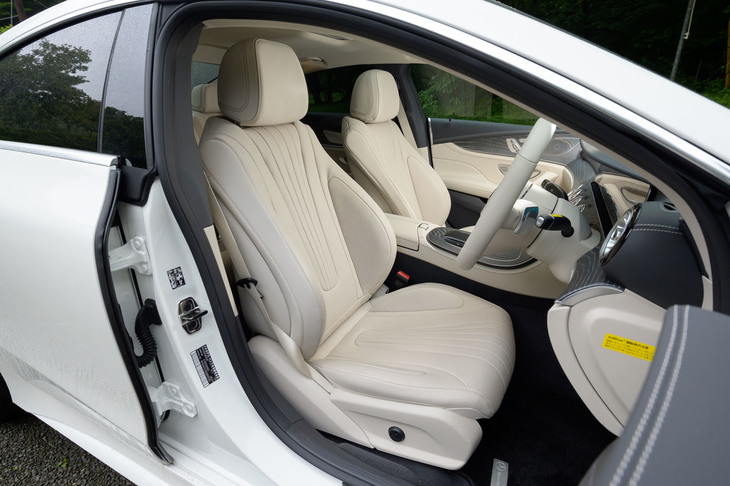 試乗車にはナッパレザーシートやシートベンチレーター、Burmesterのサラウンドサウンドシステム、エアサスペンションからなるオプションの「エクスクルーシブパッケージ」が採用されていた。