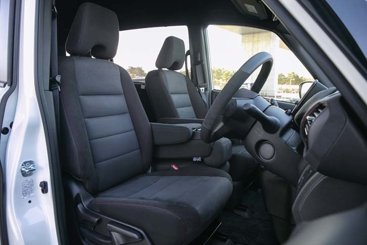 シートの表皮には、滑りにくいスエード調の生地を採用。残念ながら筆者は体験できなかったが、専用チューニングが施されたRECARO製スポーツシートもオプションで用意される。