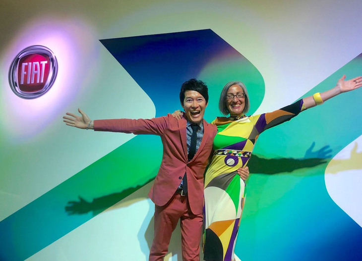 FCAジャパンのマーケティング本部長ティツィアナ・アランプレセ氏（右）の衣装も、十分に“未来派”であった。筆者（左）と。