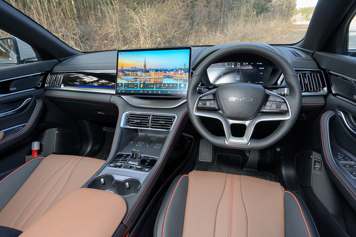 ダッシュボードには合皮のソフトパッドが張られるなど、価格を考慮するとインテリアの質感は優秀。他のBYD車とは異なりセンターの15.6インチタッチスクリーンの回転機構が省かれている。