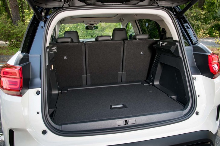 5人が乗車して、リアシートを最も後ろにスライドさせたとき（写真）の荷室容量は580リッター。3座すべてを一番前にスライドさせると、容量を670リッターにまで拡大できる。