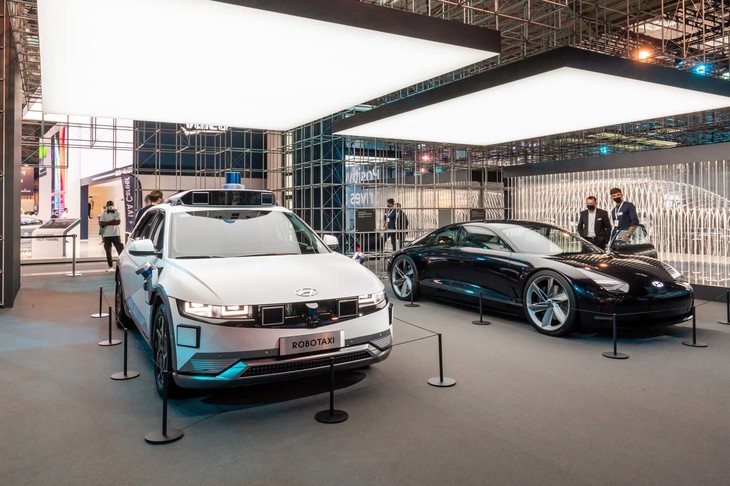 ヒュンダイのブースから。自動運転レベル4のタクシー「ロボタクシー」（写真左）と、EVセダンの「アイオニック6」（同右）。