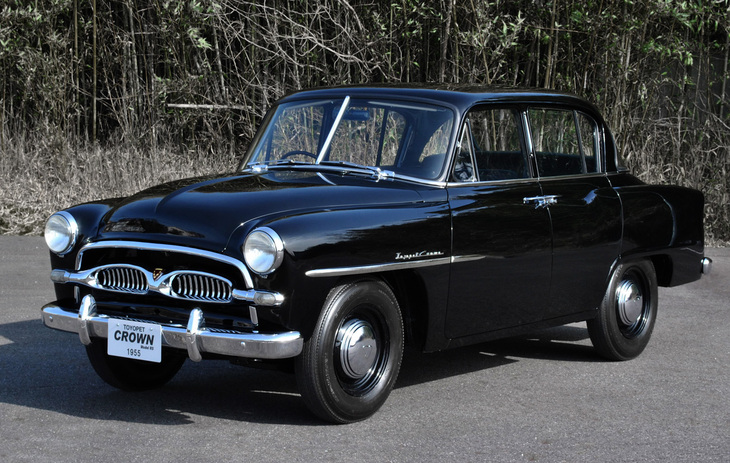今からさかのぼること70年、1955年1月にデビューした「トヨペット・クラウン」。フロントウィンドウは2分割式、リアウィンドウは3分割式だった。