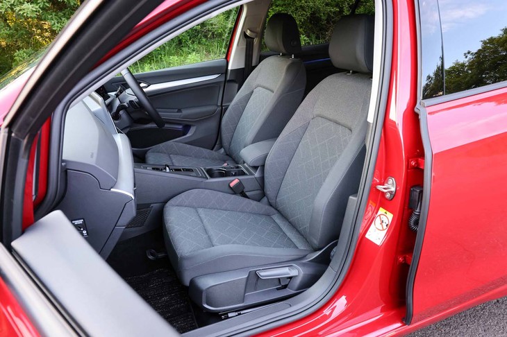 フォルクスワーゲン・ゴルフeTSIアクティブ（フロントシート）