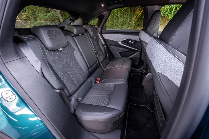 「3008 GTアルカンターラパッケージ ハイブリッド」ではリアシートの左右にもヒーターが標準で備わる。頭上にも足元にも十分な余裕があり、大人でも快適に移動できる。