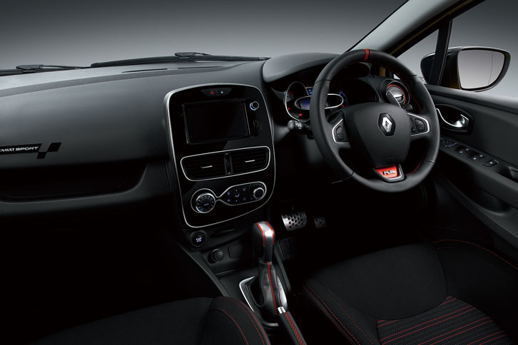 「シャシーカップ」と「トロフィー」のインテリア。