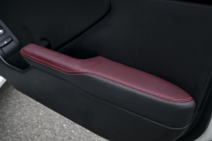 スバルBRZ STI Sport（ドアアームレスト）