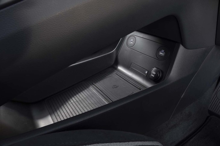 立派なセンターコンソールは2層構造になっている。下部にはスマートフォンの無接点充電器や12V電源、USBポート（2つ）が用意される。