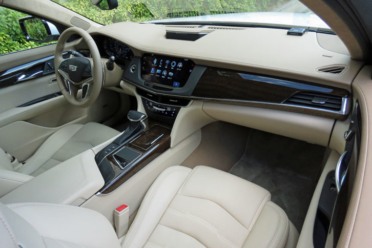 ウッドやレザーがぜいたくに用いられた室内空間。34個（！）のスピーカーを備えた「BOSE Panarayオーディオシステム」の心地よいサウンドも堪能できる。