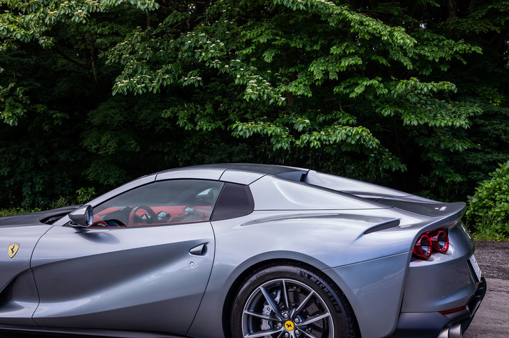 「812スーパーファスト」でリアピラー手前に設置されていた「エアロダイナミックバイパス」（エアインテーク）を廃止したため、キャビンまわりのデザインはシンプルになった印象である。