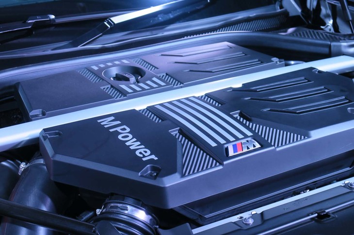 BMW M社が開発を手がけた最高出力480ps、最大トルク600Nmを発生する3リッター直6ツインターボエンジンを搭載。「コンペティション」モデルでは最高出力が30psアップの510psになる。