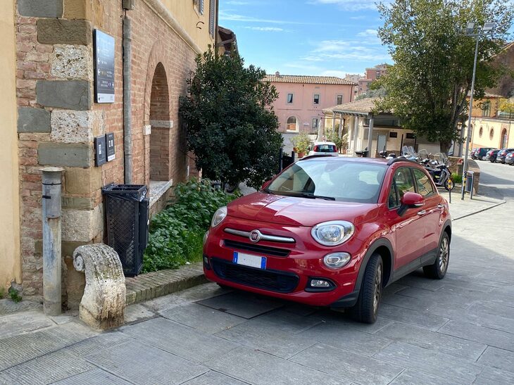 今回は、2025年10月からイタリアの北部州で導入される予定のディーゼル車運行禁止措置について。写真の「フィアット500X」前期型のエンジン型式は不明だが、仮にJTD仕様の場合は「ユーロ5」のディーゼルである。2022年シエナで撮影。