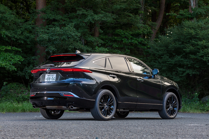 新しい「ハリアー」の車両本体価格は2リッター純ガソリンモデル（FF）の371万0300円から。2020年のデビュー当時よりはだいぶ上がったが、この車格のクルマを300万円台からラインナップできるのはさすがトヨタだ。