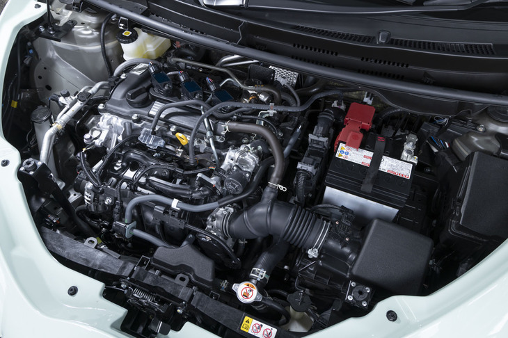 1.5リッター直3自然吸気エンジンは「ヤリス」と寸分たがわぬ最高出力120PS、最大トルク145N・mを発生する（当たり前）。