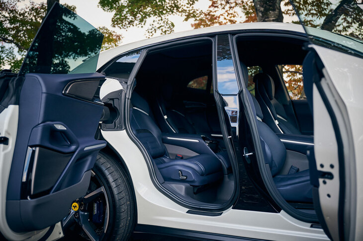 フェラーリ・プロサングエ（観音開きのドア）