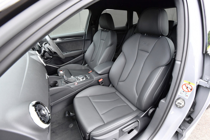 「RS 3スポーツバック」のスポーツシート。サイドサポートがより豊かな「RSスポーツシート」も選択できる。