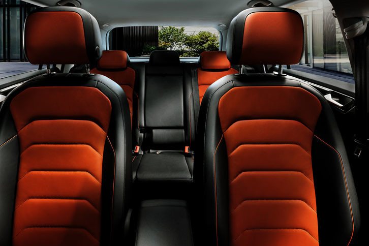 「ティグアン ディナウディオエディション」が特別装備する「サフラノオレンジ」のレザーシート。