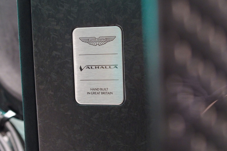 アストンマーティン・ヴァルハラ（ドアの車名プレート）