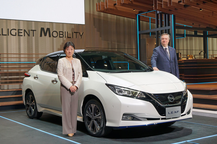 星野朝子専務とダニエレ・スキラッチ副社長によるフォトセッション。「リーフe＋」を挟んで。