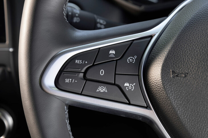 運転支援システムには、アダプティブクルーズコントロールなどに加えてレーンキープアシストも標準装備。快適なロングツーリングをサポートしてくれる。