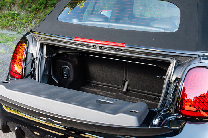 トランク容量は215リッター。コンパクトな後席の背もたれを倒すと665リッターまで拡大できる。