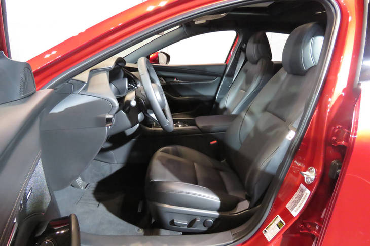 マツダ3ハッチバック（フロントシート）