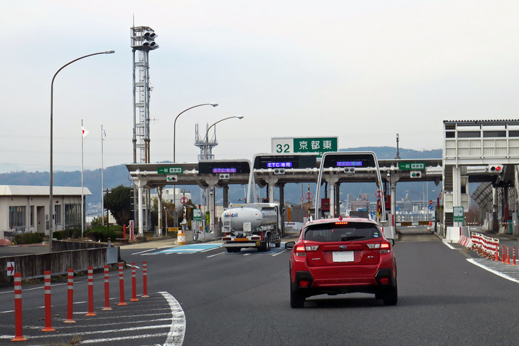 名神高速を京都東ICで降りて、長かった高速道路も終了。この後、料金所の先の分岐を比叡山方面へ向かうという失態を犯したが、スマホナビのおかげで事なきを得た。