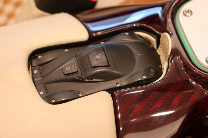 パガーニ・ウトピア ロードスター（車両をかたどったキー）