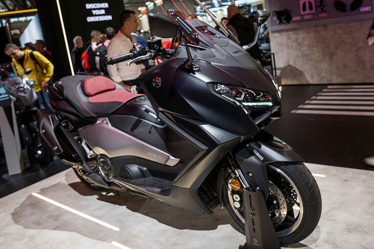 ヤマハのスポーツスクーター「TMAX」は、2026年にデビュー25周年を迎える。それを記念した「TMAX 25thアニバーサリーエディション」を発表。デザインのモチーフは、2006年に発売したTMAX初のスペシャルエディションモデルだ。