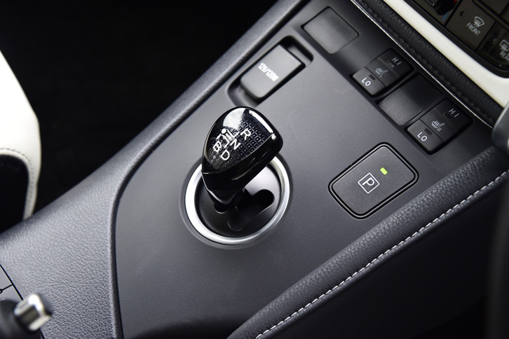ハイブリッド車用のシフトセレクター。押しボタンで選ぶ「P」レンジなど、操作方法は「プリウス」に準ずる。