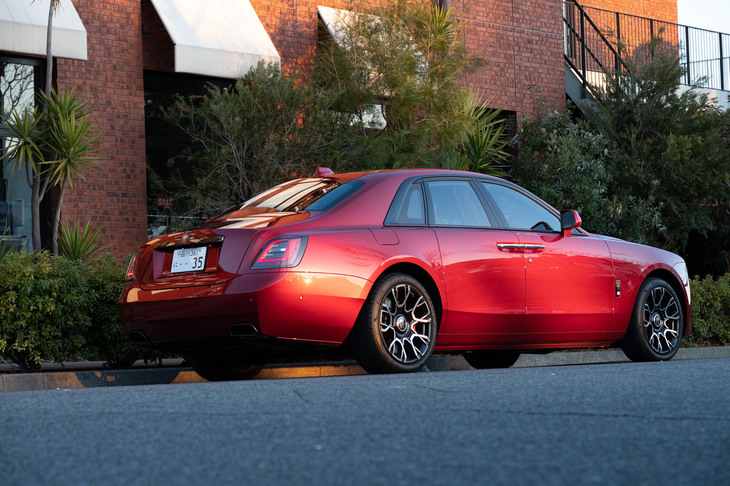 装飾の色ひとつとってもこだわるのがロールス・ロイス。外装パーツのダーククロームは塗装ではなく、メッキ加工時に特殊なクローム電解液を用いることでステンレススチールの下地を共析させ、ダーク調のカラーとしている。