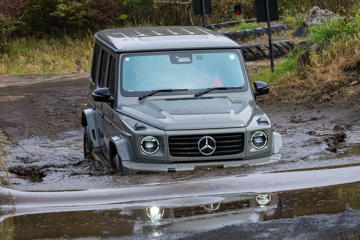 最大渡河水深は6気筒ディーゼルモデルの「G450d」を150mm上回る850mmに達する。