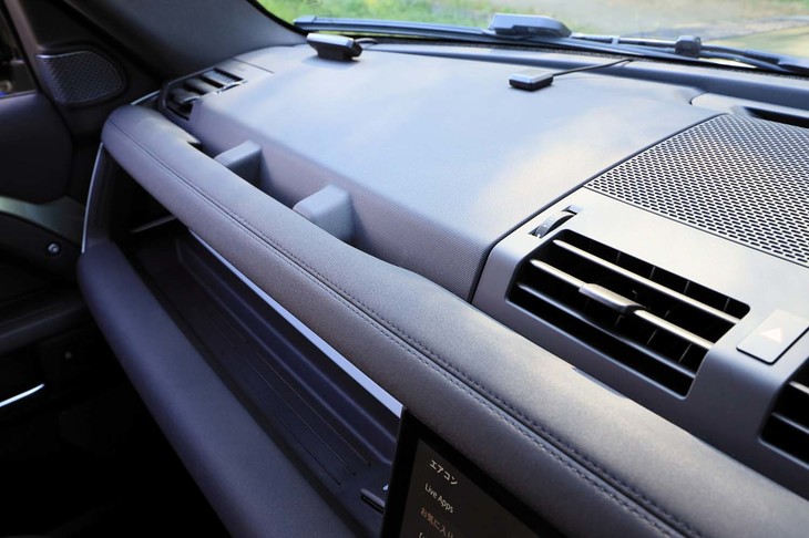 ダッシュボードの助手席側は収納スペースになっている。上端部分がグラブバーハンドルと一体化しているのが面白い。