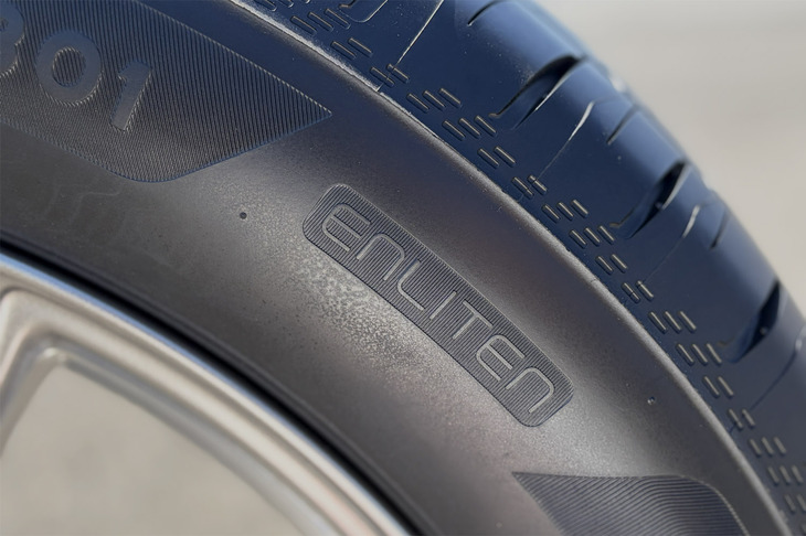 「フィネッサHB01」は、ブリヂストン最新の商品設計基盤技術「ENLITEN（エンライトン）」を用いて開発された。エンライトンは、「薄く・軽く・円（まる）く」を追求してタイヤの基本性能を底上げしたうえで、製品ごとに最適な性能にエッジを効かせるカスタマイズを行うというもの。環境性能の向上により、サステナビリティーへの貢献もうたわれる。