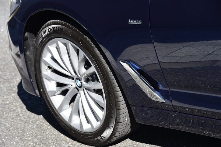 タイヤサイズは前後とも245/45R18。ランフラットタイヤが標準。